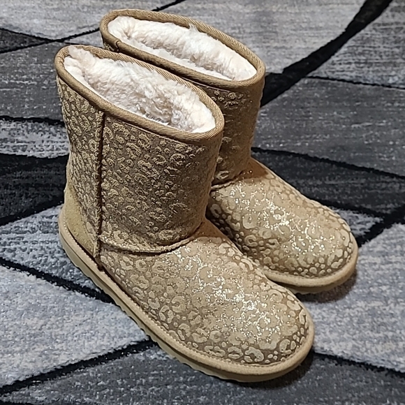 UGG Shoes - UGG GLITTER SNOW LEOPARD PRINT CLASSIC SHORT CHESTNUT BOOTS